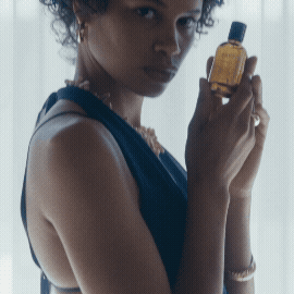 a vibrant blend, floating through the essences of saffron nuances and
delightful facets of bergamot.