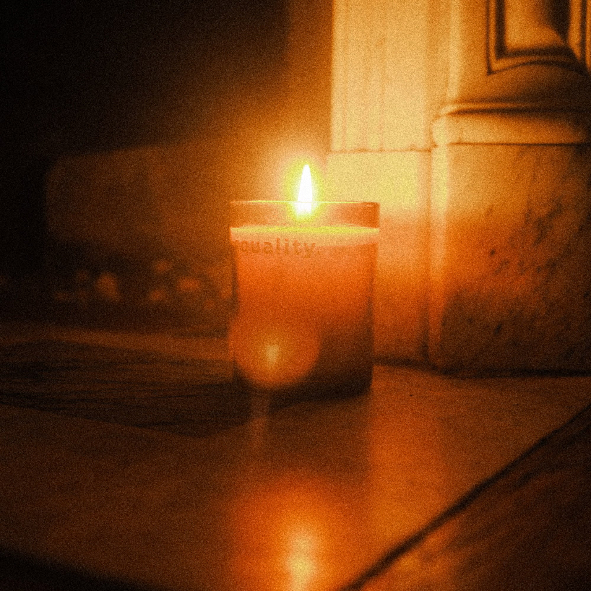 a warm wooden smell with soft floral notes.