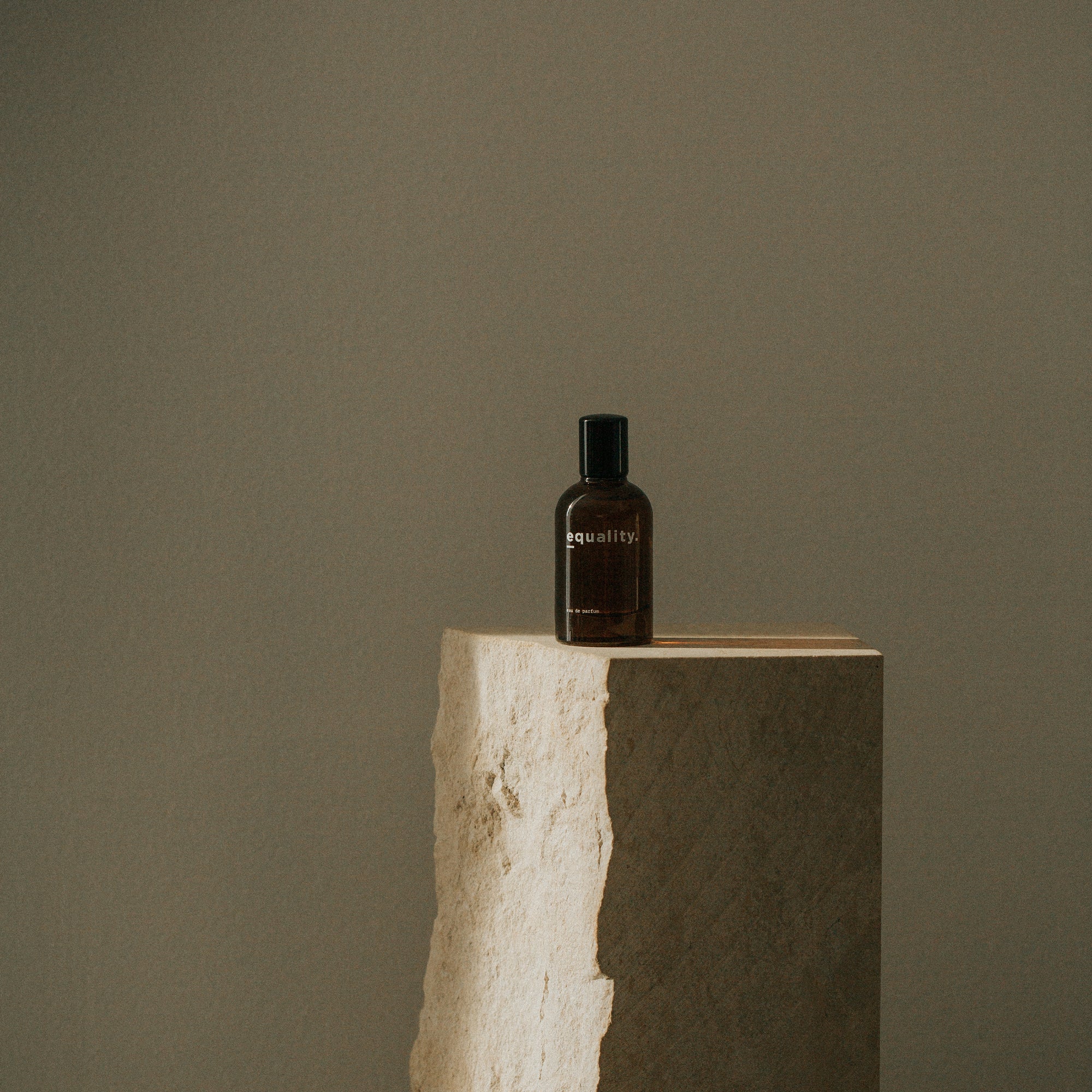 a warm wooden smell with soft floral notes.